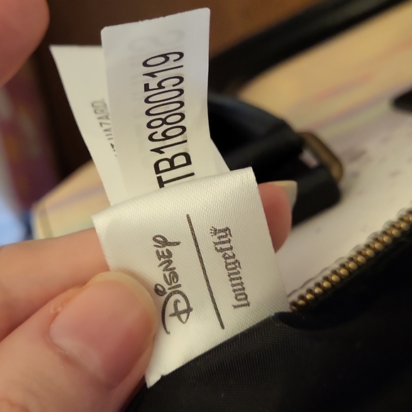 Lion King Loungefly Handbag like new only collected long strap still wrapped up - Picture 15 of 16